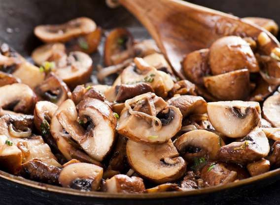 Nấm có một cấu trúc rắn nên khó tiêu hóa. Nấu chín nấm không chỉ giúp loại thực phẩm này dễ tiêu hơn mà còn đảm bảo an toàn khi ăn, vì khi ở nhiệt độ nóng, độc tố có thể có trong nấm sẽ bị tiêu diệt.
