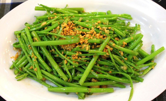 Tuy nhiên, ít người biết rau muống Linh Chiểu từng là đặc sản tiến vua. Rau muống Linh Chiểu không hề chát, ăn giòn, vị đậm đà, dù luộc, xào hay nhúng lẩu đểu giữ nguyên màu xanh và vị giòn ấy. Ảnh: Dân Việt.