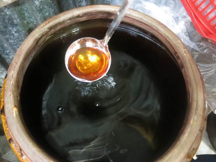 Nước mắm Nam Ô, Đà Nẵng được chế biến từ con cá cơm than nên có chất lượng tuyệt hảo, nhiều đạm, tốt cho sức khỏe được người Việt hiện nay rất ưa thích. Ảnh: Tối nay ăn gì.