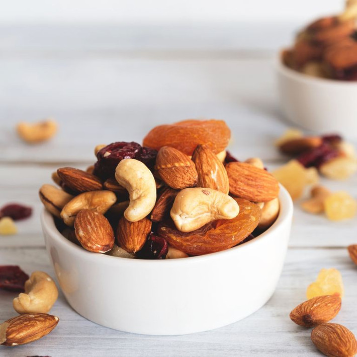 Quả hạch: Các loại quả hạch như hạnh nhân, óc chó cung cấp cho bạn các axit béo omega-3 và omega-6, giúp giảm rụng tóc và đẩy nhanh quá trình mọc tóc.