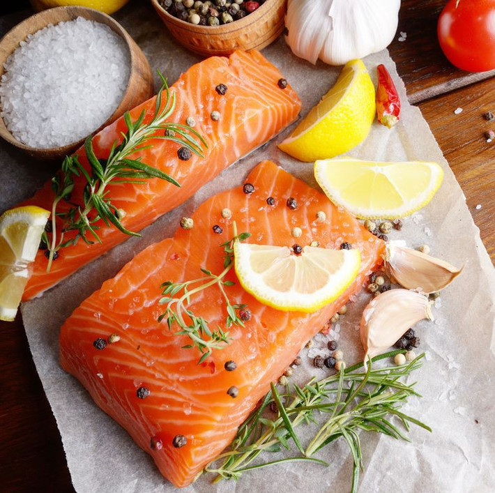 Cá béo: Các loại cá béo như cá hồi, cá ngừ hay cá trích cung cấp protein, vitamin D và omega-3 giúp nuôi dưỡng và làm dày lớp chất béo xung quanh các nang tóc, giúp mái tóc dày, mọc nhanh và khỏe hơn.