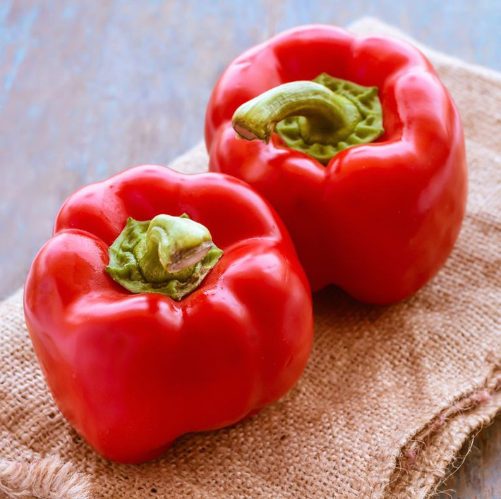 Ớt chuông: Vitamin C quan trọng đối với tóc không chỉ vì nó hỗ trợ tổng hợp chất xơ, mà còn vì nó đóng vai trò quan trọng trong quá trình hấp thu sắt của cơ thể. Ớt chuông không chỉ giàu vitamin C mà còn giàu vitamin A, sắt và kẽm.