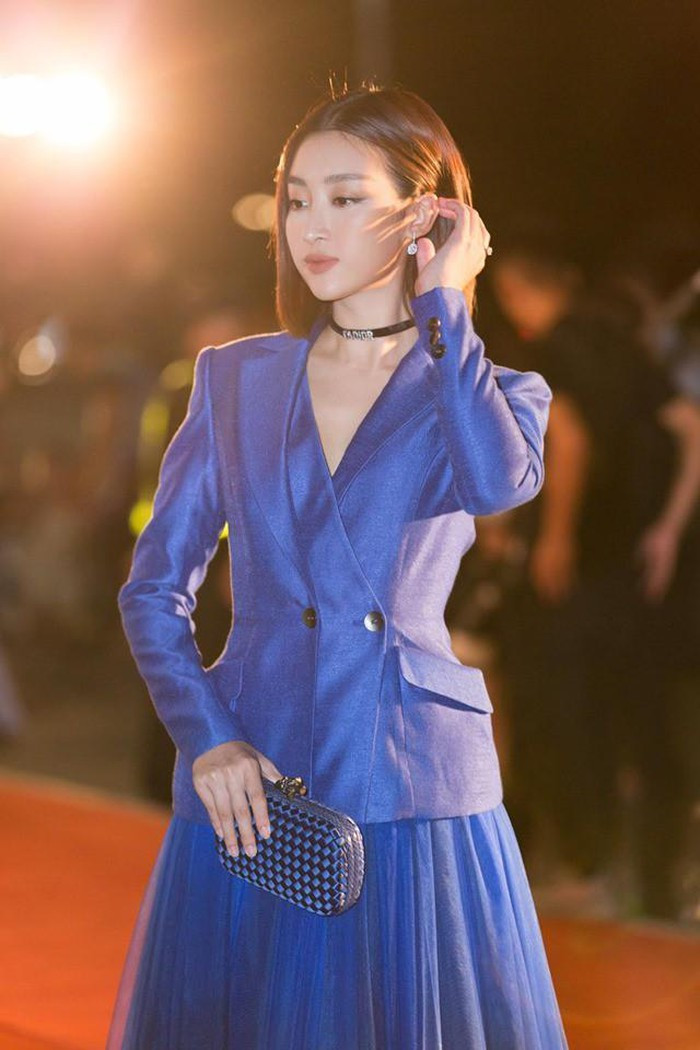 Mỹ Linh diện bộ đồ xanh cô ban cực sang chảnh và sành điệu.