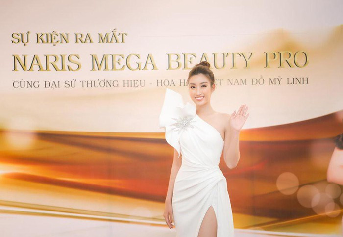 Thiết kế có đường xẻ tà cao giúp 9X khoe đôi chân thon gọn.