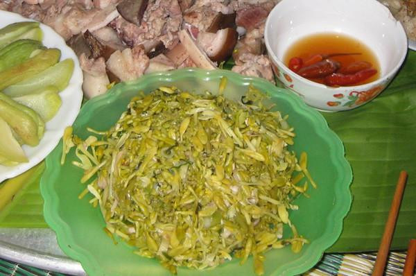 Người ta thường biết đến quả đu đủ là món ăn bổ dưỡng, ngon miệng nhưng ít người biết rằng hoa đu đủ đực (hoa mọc trên cây đu đủ đực) cũng là một loại "thần dược" không chỉ giúp chữa bệnh mà còn có thể chế biến thành những món ăn cực ngon.