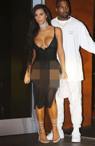 Trong một lần xuất hiện cùng chồng Kanye West, Kim mặc váy màu đen xuyên thấu được nhận xét là “mặc như không mặc”.