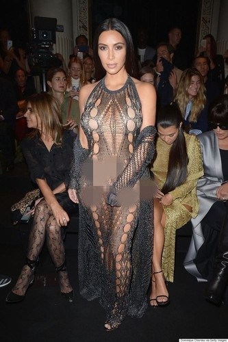 Ngôi sao truyền hình thực tế gần như khỏa thân tại show Balmain trong Tuần lễ thời trang Paris vào cuối tháng 9/2018.
