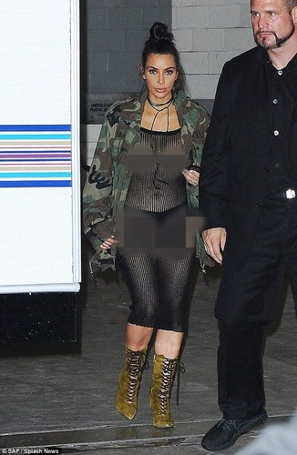 Kim Kardashian trở thành tâm điểm chú ý khi diện bộ đồ lưới xuyên thấu, thấy rõ cả nội y bên trong.