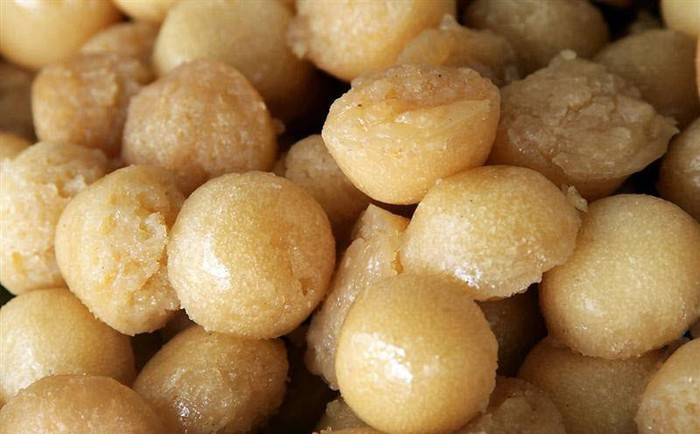 Bánh bò thốt nốt: Một trong những món ăn vặt bạn nên thử tại chợ đêm Phú Quốc là bánh bò thốt nốt. Buổi tối lành lạnh, nhâm nhi một phần bánh thốt nốt ngọt thanh, nâu nâu dễ thương thì còn gì bằng. Chỉ với 5.000 VNĐ một cái là bạn có thể ăn no căng bụng rồi.