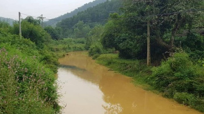 Ghi nhận tại hiện trường chiều 13/10, dù trời vừa mưa xong nhưng dòng suối vẫn có vết dầu loang và mùi khét lẹt. Người dân xóm Vật Lại, xã Phú Minh, huyện Kỳ Sơn tỏ ra vô cùng bức xúc vì nước suối bị ô nhiễm. Ảnh: Báo Giao Thông.