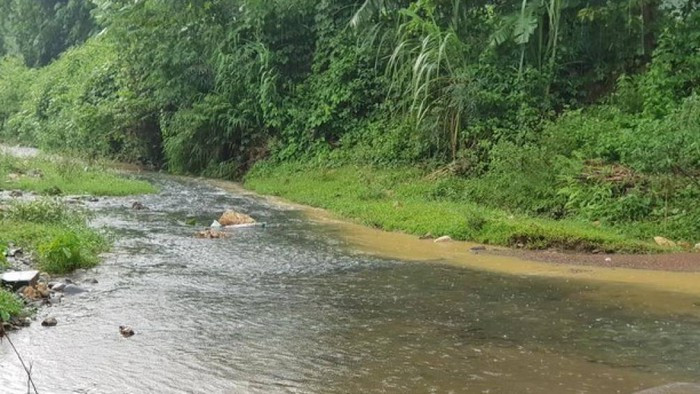 Theo thông tin người dân xã Phú Minh, huyện Kỳ Sơn, tỉnh Hòa Bình phản ánh: Từ tối 8/10, cùng thời điểm người dân Thủ đô xôn xao thông tin nước máy Hà Nội bốc mùi lạ, khu vực suối đầu nguồn gần nhà máy nước sạch Sông Đà xuất hiện dầu nhớt đã qua sử dụng, có mùi khét rất khó chịu. Ảnh: Báo Giao Thông.