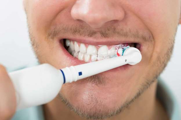 Nguyên nhân răng vàng ố là do sự tích tụ mảng bám, vì thế, đánh răng thường xuyên với kem đánh răng có thành phần làm trắng và thăm khám nha sĩ thường xuyên để làm sạch răng là cách tốt nhất để bạn ngăn ngừa ố vàng răng do cafe.