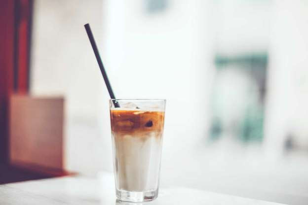 Sử dụng ống hút sẽ khiến răng của bạn ít phải tiếp xúc với cafe hơn so với uống trực tiếp.