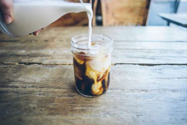 Thêm sữa vào cafe - Có sự khác biệt đáng kể khi bạn uống cafe đen với cafe sữa. Theo một nghiên cứu đăng trên tạp chí nha khoa, casein và protein trong sữa có thể ngăn ngừa các vết ố răng. Để có kết quả tốt nhất, hãy sử dụng sữa động vật.