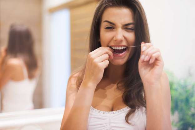 Đừng quên làm sạch kẽ răng: Sẽ rất khó làm sạch kẽ răng thường xuyên như khuyến cáo của nha sĩ. Tuy nhiên, hãy dành ra vài phút mỗi ngày để làm sạch kẽ răng bằng chỉ nha khoa. Điều này sẽ có tác dụng rất tốt cho sức khỏe răng miệng.