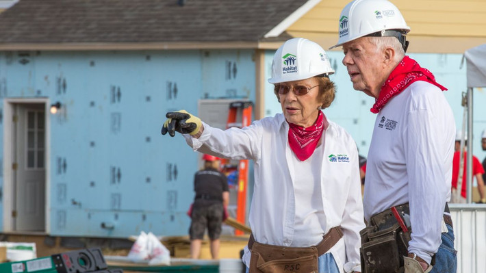 Jimmy Carter cho biết ông gặp chút vấn đề về đi lại kể từ khi phẫu thuật thay khớp háng vào tháng 5 vừa qua. Tuy nhiên, ở tuổi 95, vị cựu Tổng thống Mỹ vẫn bận rộn với các chương trình từ thiện mà ông và vợ mở ra ở Atlanta kể từ năm 1982.