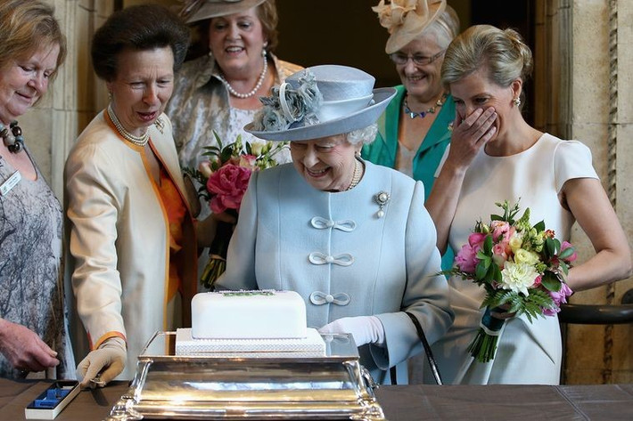 Nữ hoàng Anh Elizabeth II tuân thủ chế độ ăn tương đối lành mạnh, tốt cho sức khỏe. Nữ hoàng cũng là người có lối sống khá giản dị. Theo bật mí từ các đầu bếp hoàng gia về thói quen ăn uống của Nữ hoàng, không phải mọi món ngon bà ưa thích đều xuất hiện trên bàn ăn mỗi ngày.