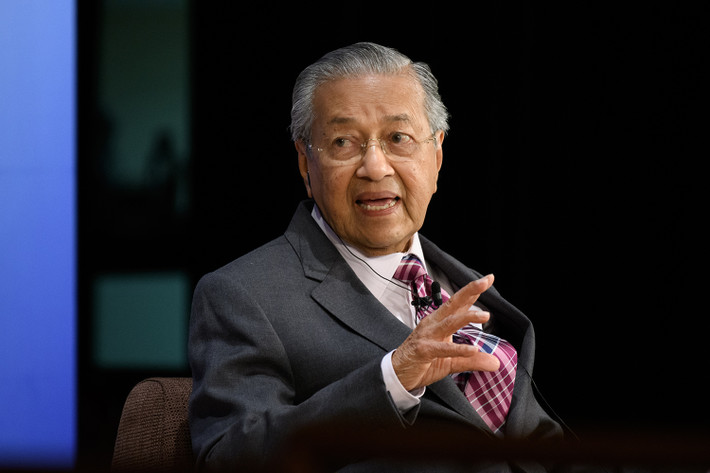 Ngoài ra, làm việc liên tục, không nghỉ hưu giúp ông giữ cho trí óc minh mẫn. Tổng thống Mahathir Mohamad cho biết, chế độ ăn ít calorie sẽ giúp tuổi thọ cao hơn. “Tôi không hút thuốc, không uống rượu, không ăn uống vô độ. Tôi chỉ ăn vừa đủ để đảm bảo nhu cầu hoạt động của cơ thể”.