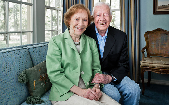 Cựu Tổng thống Jimmy Carter (95 tuổi) và phu nhân Rosalynn (92 tuổi) là cặp đôi nguyên thủ sống thọ nhất nước Mỹ: Cựu Tổng thống Mỹ Jimmy Carter vừa tròn 95 tuổi. Ông trở thành vị tổng thống sống lâu nhất nước Mỹ. Hiện tại, ông cùng vợ Rosalynn Carter, 92 tuổi. Cặp đôi đã bên nhau chia ngọt sẻ bùi suốt 73 năm qua. Rosalynn Carter cũng là Đệ nhất Phu nhân sống lâu nhất nước Mỹ.