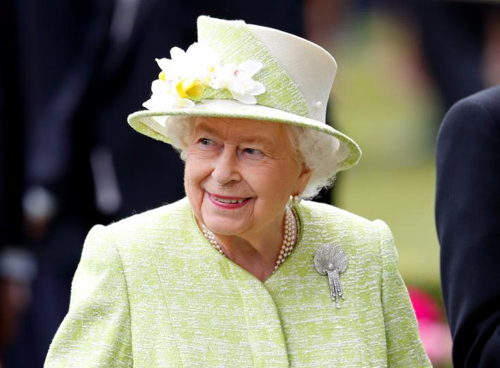 Cuộc hôn nhân hạnh phúc chính là liều thuốc giúp kéo dài tuổi thọ. Nữ hoàng Anh Elizabeth II có một cuộc hôn nhân hạnh phúc bên Hoàng tử Philip suốt 72 năm qua. Họ có với nhau 4 người con. Phu quân của bà, Hoàng tử Philip năm nay đã 98 tuổi.