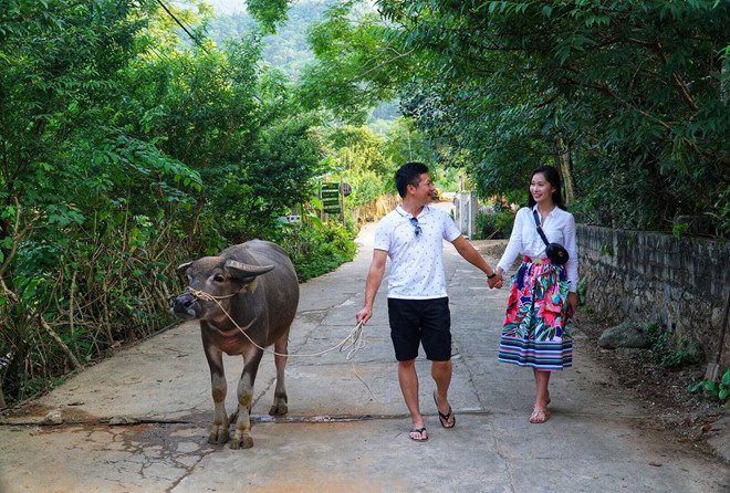 Khi đi du lịch cùng chồng, người đẹp chọn áo sơ mi và chân váy năng động, trẻ trung. Ảnh: FBNV. Video "Minh Hằng chia sẻ về phong cách thời trang". Nguồn: VTC.