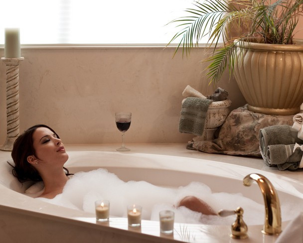 Tắm bồn với tinh dầu trà xanh: Một thìa nhỏ tinh dầu trà xanh, bồn nước nóng, 1 cốc muối Epsom. Ngâm bồn khoảng 30-45 phút, tuần 1-2 lần. Việc ngâm bồn sẽ làm nở các lỗ chân lông và đẩy mụn lên. Tinh dầu trà xanh sẽ giúp đánh bay mụn đầu đen. Còn muối Epsom sẽ giúp tẩy da chết khi bạn chà sạch các lỗ chân lông.