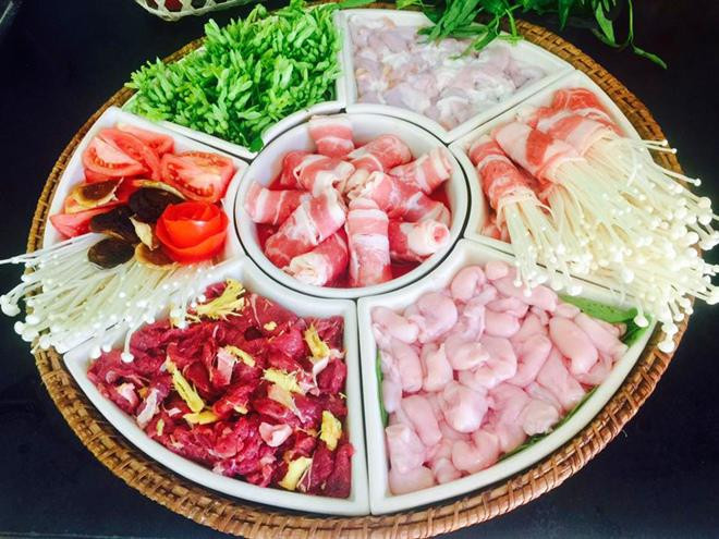 Làm nước dùng lẩu thập cẩm: Phi thơm hành với chút dầu ăn; cho cà chua, sả thái mỏng vào xào sơ. Xương heo rửa sạch với muối hạt sau đó chần sơ, rửa lại cho sạch rồi cho vào nồi hầm lấy nước.