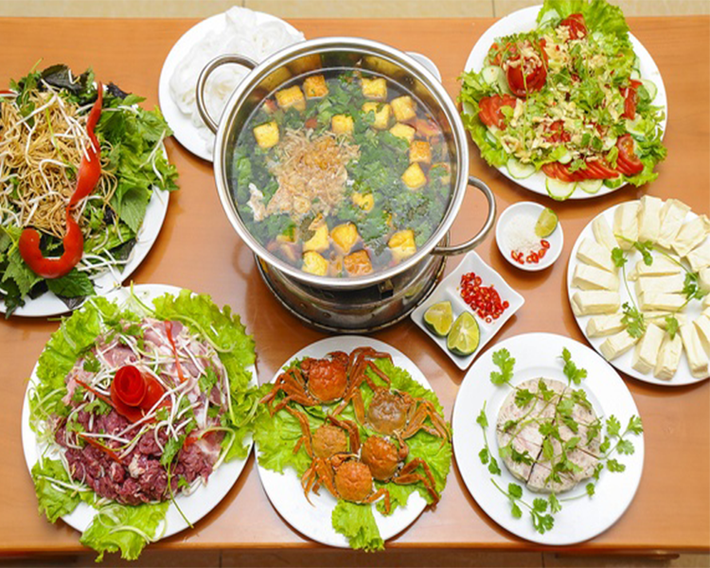 2. Cách nấu lẩu thập cẩm ngon: Gà làm sạch, chặt miếng vừa ăn. Thịt bò thái mỏng; tôm, mực, ngao rửa sạch, mực thái miếng. Tất cả xếp lên đĩa.
