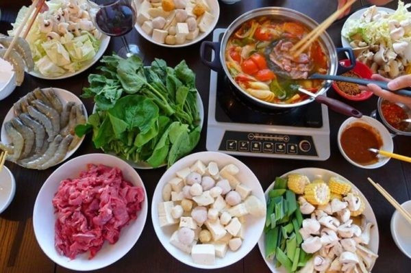 Lẩu thập cẩm là một trong những món dễ ăn và ăn được nhiều vì thực phẩm phong phú, đa dạng, rất dễ chiều theo sở thích của từng người dù là người kén ăn nhất.