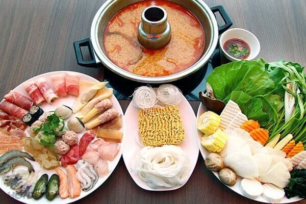 Lưu ý khi làm lẩu thập cẩm: Nguyên liệu nhúng lẩu phải tươi, ngon. Khi nhúng lẩu, cần đợi các nguyên liệu chín hết rồi mới thưởng thức. Chẳng hạn như nấm, nhiều người có thói quen chỉ nhúng một lát rồi ăn, nấm chưa kịp chín rất độc hại. Cần chờ cho nấm đổi màu sang màu trong hơi đục là được. Hoặc khi thả thịt gà vào, đợi chín rồi mới nhúng thêm rau và các thực phẩm khác thì ăn mới không gây tiêu chảy. Ảnh: Internet. Video "Chế biến món ngon từ nấm đông cô". Nguồn: VTC.