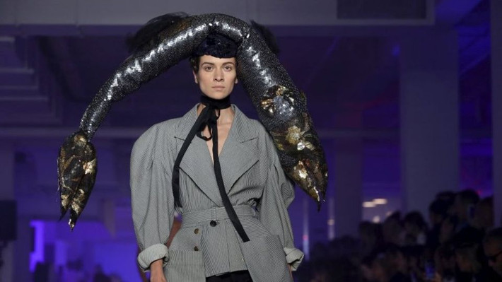 Khán giả ngán ngẩm với phụ kiện kỳ quặc hình con cá đội đầu của Vivienne Westwood.