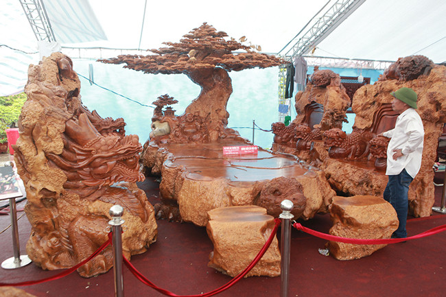 Xuất hiện tại Festival cây cảnh, đồ gỗ, đá quý tỉnh Thanh Hóa 2019, bộ bàn ghế “Phúc lộc trường tồn” thu hút sự hiếu kỳ của người dân, du khách đến với triển lãm bởi hình thù kì dị, chế tác tinh xảo.