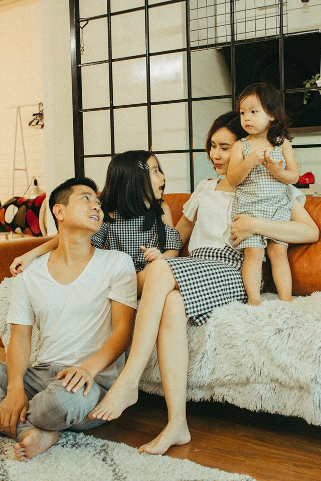 Ngay cả ở nhà, gia đình nữ ca sĩ cũng mặc đồ hết sức đồng điệu.