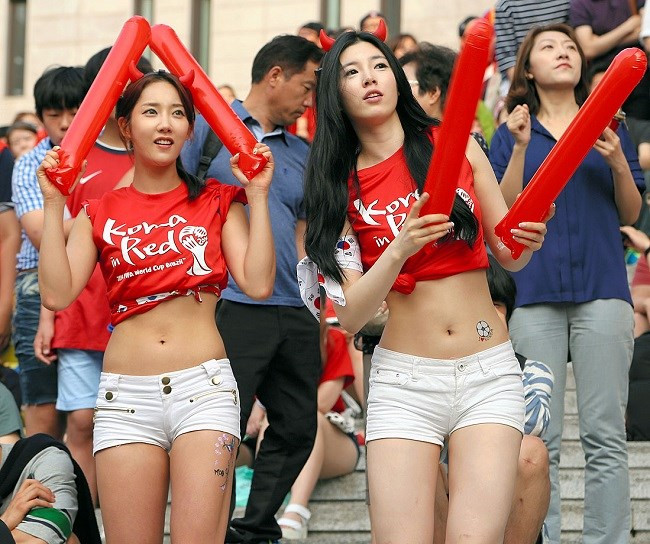 Hai cô gái Hàn Quốc diện trang phục hở eo táo bạo trên khán đài khi xem bóng đá.