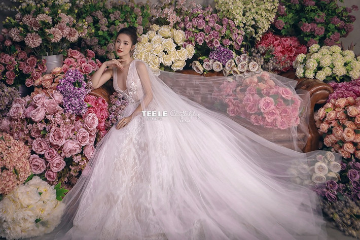 Một chiếc đầm cưới lộng lẫy khiến Đông Nhi trông như nữ chính bước ra từ truyện ngôn tình.