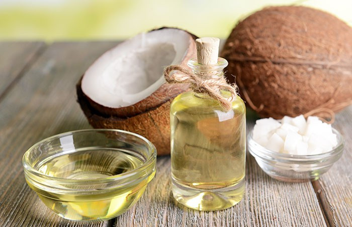 Dầu dừa đã được sử dụng hàng ngàn năm qua để trị các vấn đề về da và tóc. Thực tế, chuỗi axit béo trung hòa đặc trưng của nó cũng có lợi ích trong việc giảm cân và tiểu đường tuýp 2. Dầu dừa có nhiều vitamin E và K, các chất béo có lợi và protein. Nó còn có các thành phần kháng viêm, kháng khuẩn, chống oxy hóa. Dầu dừa có thể cung cấp cho làn da lượng chất béo phù hợp và nuôi dưỡng làn da, làm mềm và mịn da.