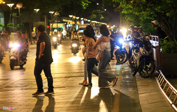 Người đi bộ sợ hãi mỗi khi sang đường.