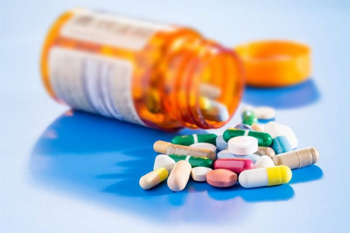 Dược phẩm và các quá trình trị liệu: Một số loại dược phẩm có thể gây khô môi, ví dụ như thuốc thông mũi, một số thuốc hen suyễn, thuốc lợi tiểu, thuốc chống trầm cảm và lo âu. Khô môi cũng là một tác dụng phụ của thuốc trị mụn.