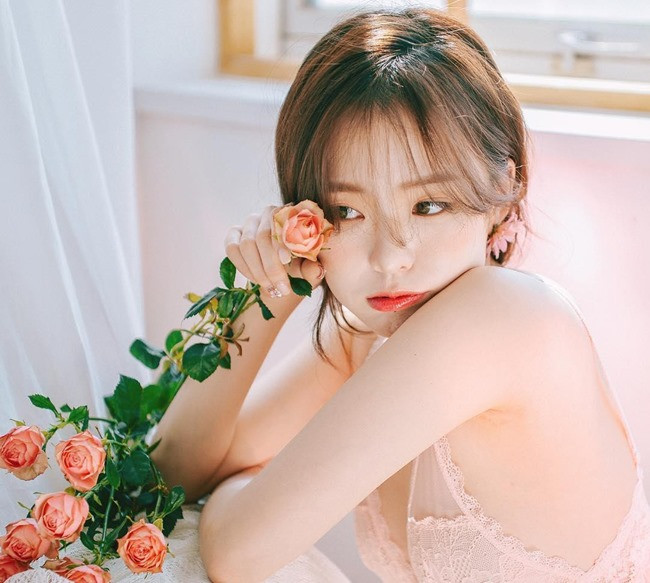 Với người Hàn, quyến rũ hay ngây thơ thôi chưa đủ tạo nên một chuẩn mực cái đẹp riêng biệt. Sự trộn lẫn hai nét đẹp mới là tiêu chuẩn cái đẹp mới. Tiêu chí này cũng có quy chuẩn tương đương với nam khi miêu tả những chàng trai mang vẻ diện mạo thư sinh nhưng sở hữu cơ bụng 6 múi, cơ bắp săn chắc.