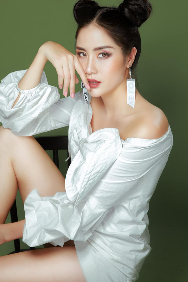 Nàng Á hậu thường xuyên diện những trang phục táo bạo hở trên hở dưới khiến người nhìn bấn loạn.