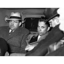 Tháng 1/1934, Dillinger và các thành viên trong băng nhóm bị bắt. Thế nhưng, 2 sáng sau, Dillinger một lần nữa trốn thoát khỏi nơi giam giữ bằng cách sử dụng súng giả.
