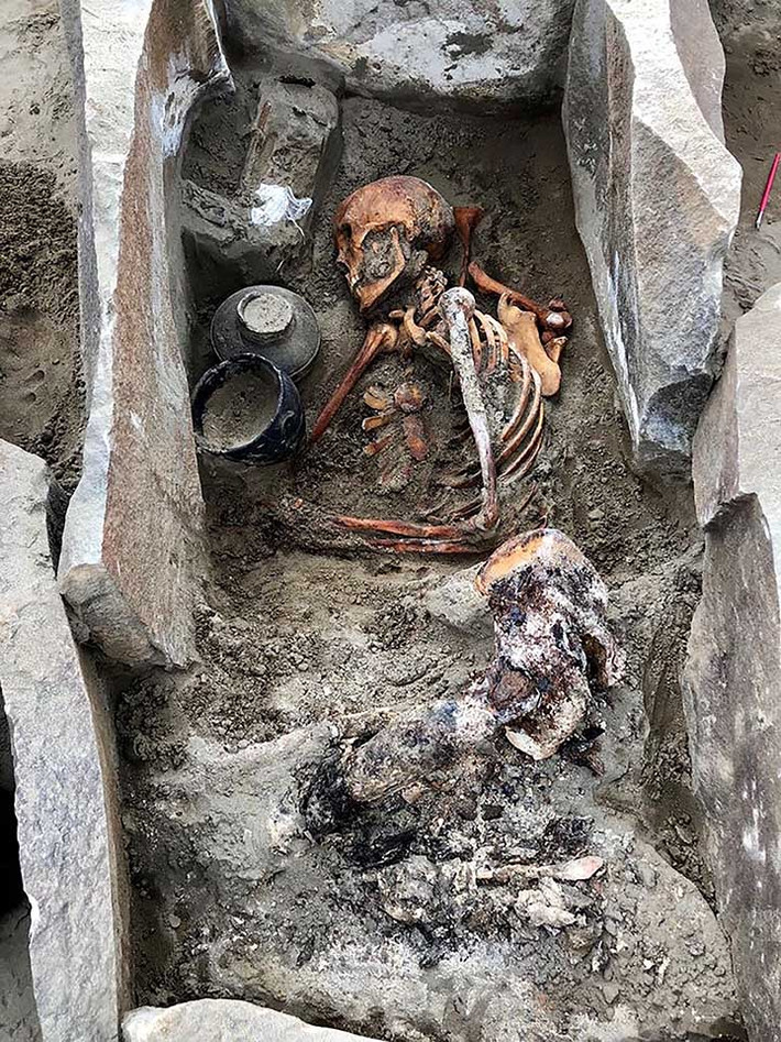 Chính vì vậy, thi hài người phụ nữ còn khá nguyên vẹn dù nhiều năm khu mộ chìm dưới nước.