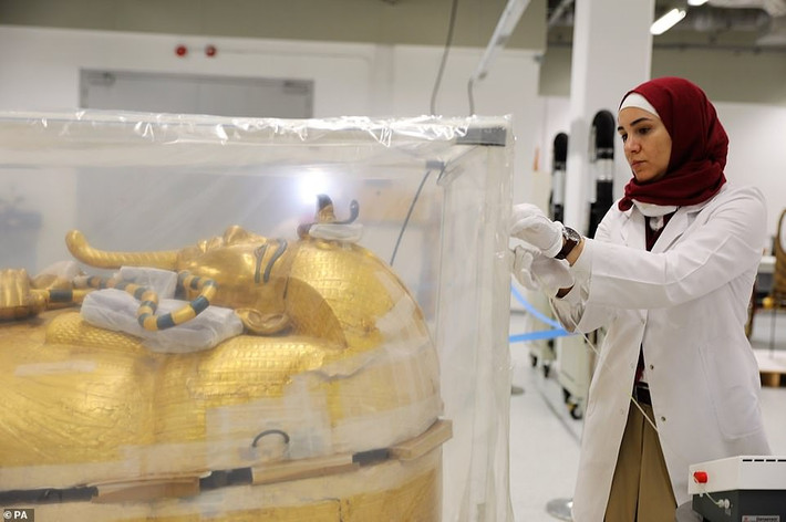 Các chuyên gia lần đầu tiên đưa cỗ quan tài gỗ mạ vàng của pharaoh Ai Cập Tutankhamun kể từ khi phát hiện lăng mộ của vị vua huyền thoại này năm 1922.