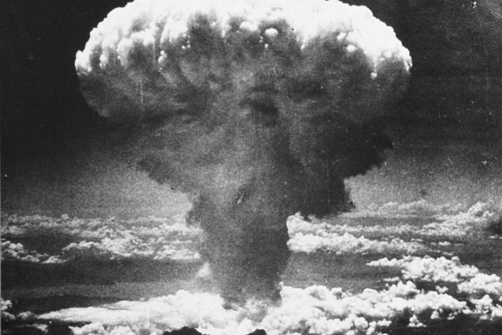 Cụ thể, quả bom hạt nhân ném xuống thành phố Hiroshima của Nhật Bản năm 1945 đã khiến 135.000 người thương vong. Kế đến, quả bom hạt nhân thứ hai được thả xuống Nagasaki khiến khoảng 64.000 người thương vong.