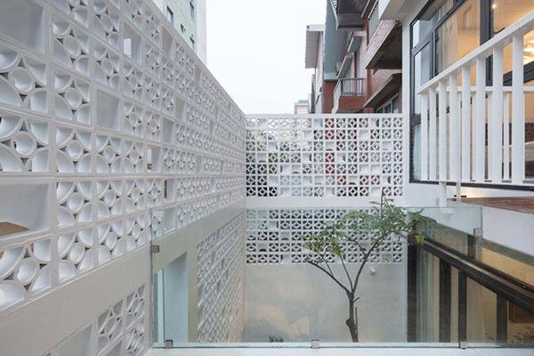 Lối sân sau vào nhà được lát gạch sạch sẽ, xung quanh là cây cối cho cảm giác như hòa làm một với thiên nhiên.
