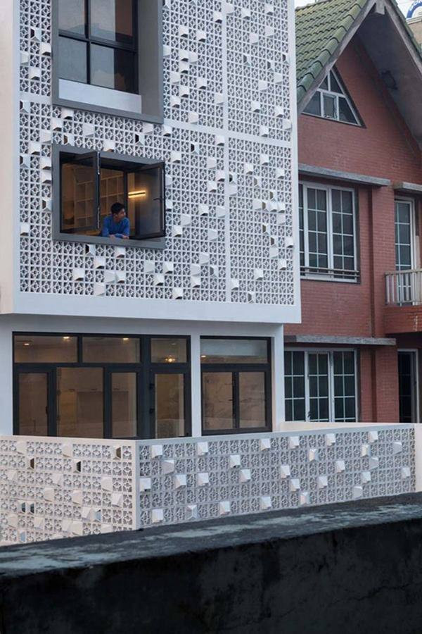 Kiến trúc sư đã sử dụng đèn ánh vàng thay vì đèn ánh trắng thông thường khiến cho ngôi nhà trở nên lung linh hơn khi đêm xuống.
