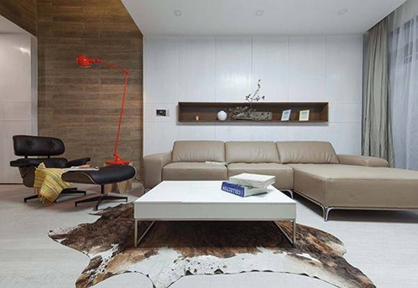 Phòng khách ấm cúng với bộ ghế sofa tối màu.