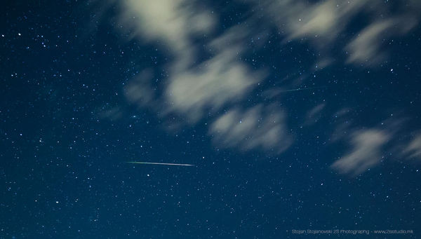 Nhiếp ảnh gia Stojan Stojanovski ở Ohrid, Macedonia bắt được khoảnh khắc vệt sao băng của trận Perseid vượt qua thiên hà Andromeda đang khép mình ở những đám mây. Ảnh: Stojan Stojanovski