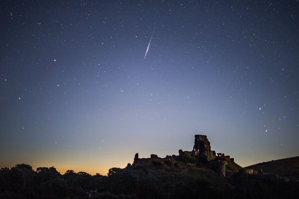 Mưa sao băng Perseid xuất hiện rực rỡ trên bầu trời Lâu đài Corfe, Wareham, Vương Quốc Anh. Ảnh: AFP