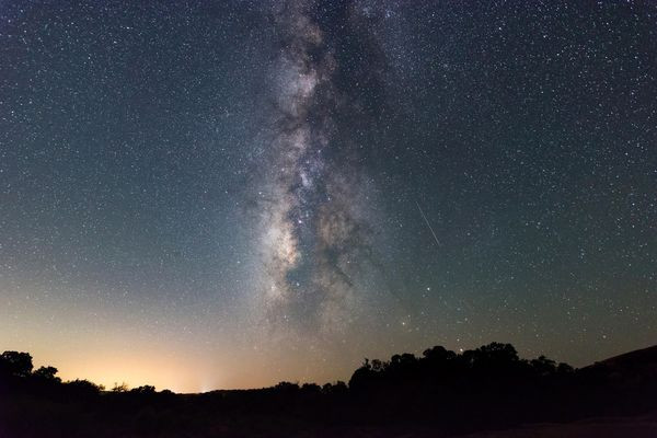 Dưới đây là những hình ảnh chụp mưa sao băng Perseid đêm qua từ khắp nơi trên thế giới. Từ Mỹ đến Canada, từ Trung Quốc đến Úc, hãy cùng chiêm ngưỡng vẻ đẹp của mẹ thiên nhiên qua loạt ảnh sau đây. Nhiếp ảnh gia Sergio Garcia Rill bắt lại được một vệt sao băng cùng Dải Ngân Hà trên bầu trời Công viên Enchanted Rock, bang Texas. Đây là một trong những địa điểm rất thích hợp để quan sát bầu trời đêm. Ảnh: Sergio Garcia Rill